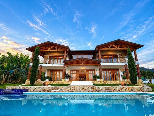 Villa Diana Calima, heated hot tub, lake view