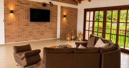 Villa Diana Calima, heated hot tub, lake view