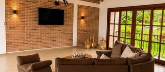 Villa Diana Calima, heated hot tub, lake view