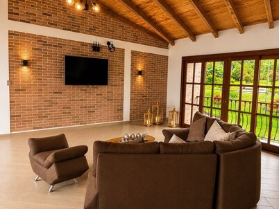 Villa Diana Calima, heated hot tub, lake view