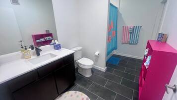 Condo, non-fumeur, animaux de compagnie acceptés | Salle de bain