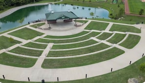 Un parco circolare con un edificio centrale etichettato 'TEQUANO AMPHITRAPHIER'.