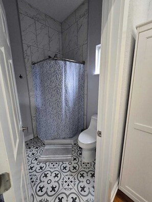 Dusche, Handtücher, Seife, Toilettenpapier