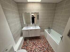 Bathroom - Vrbo Property (Saint-Pierre-en-Auge)