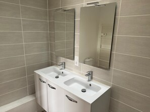 Bathroom - Vrbo Property (Saint-Pierre-en-Auge)