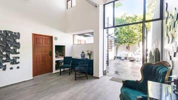 Estudio Confort, vista a la ciudad | Interior
