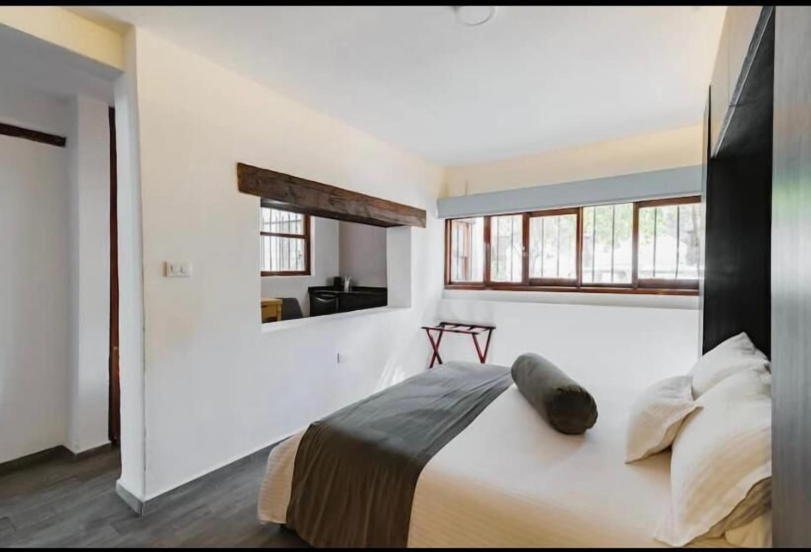 Quarto standard, vista para o pátio | Cofres nos quartos, ferros/tábuas de passar roupa, Wi-Fi de cortesia