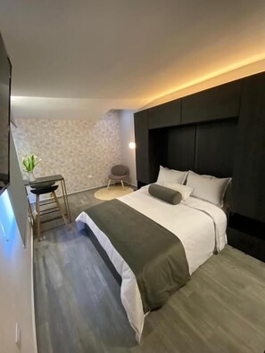 Estúdio luxo | Cofres nos quartos, ferros/tábuas de passar roupa, Wi-Fi de cortesia