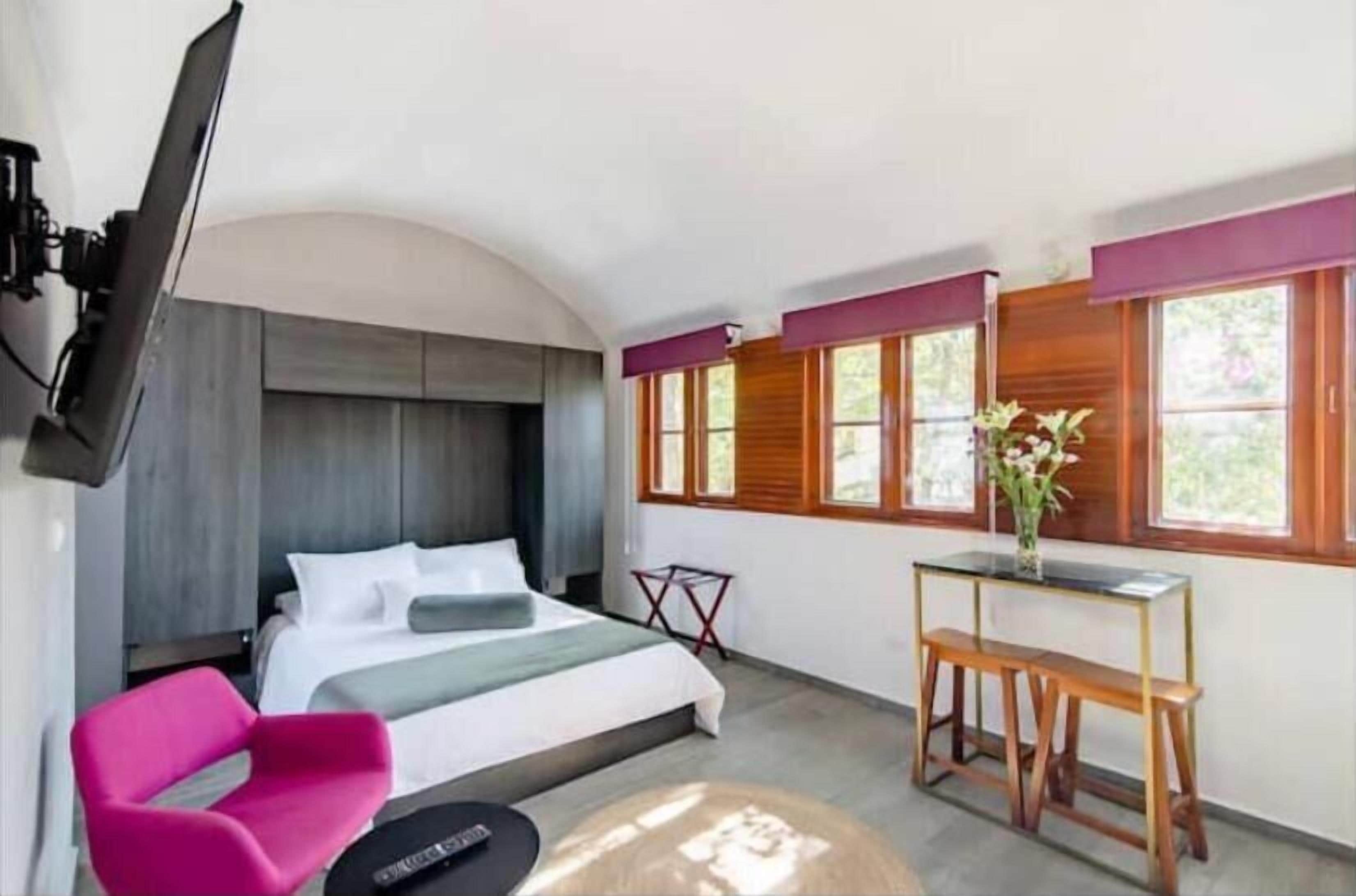 Studio tiện nghi đơn giản, quang cảnh sân vườn | Két bảo mật tại phòng, bàn ủi/dụng cụ ủi quần áo 