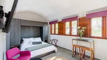 Studio tiện nghi đơn giản, quang cảnh sân vườn | Két bảo mật tại phòng, bàn ủi/dụng cụ ủi quần áo