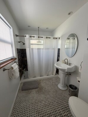 Secadora de cabello, toallas, jabón, papel de baño 