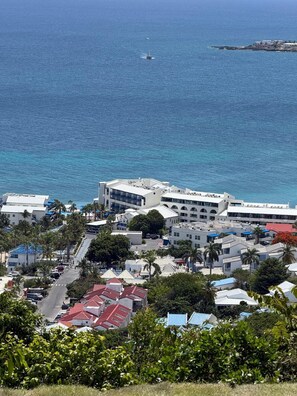 Eine Küstenstadt mit Gebäuden, einem Yachthafen und freiem Blick auf das Meer.