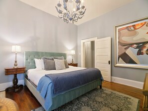 Tabla de planchar con plancha, wifi gratis, ropa de cama