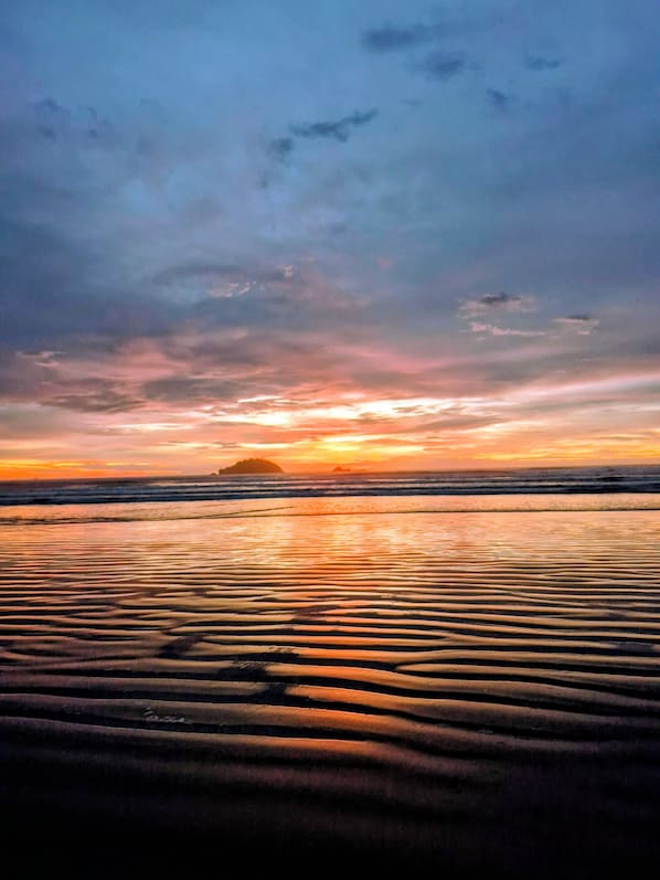 A beach with sand ripples and a sunset. - Cozy suite in Peruíbe, SP (Peruíbe)