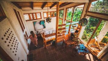 Suíte conforto, sacada, vista para o jardim | Parte interna