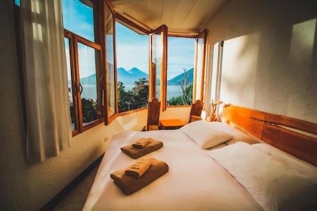 Blackout curtains, free WiFi. Lush Atitlán
