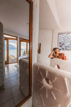 Una habitación con un ventanal grande, una cama y vistas al exterior.
