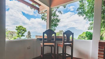 Deluxe Suite, Balcony, Lake View | Dining