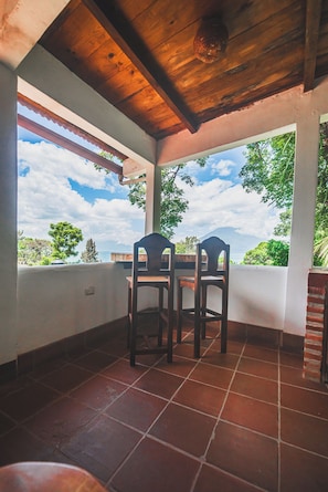 Deluxe Suite, Balcony, Lake View | Dining