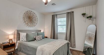 Brass & Bloom Retreat is a calm, cozy stay in a quiet neighborhood.