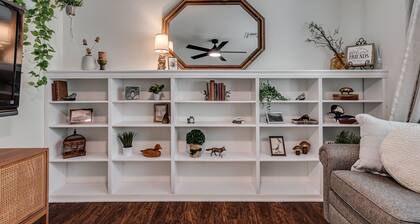 Brass & Bloom Retreat is a calm, cozy stay in a quiet neighborhood.