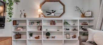Brass & Bloom Retreat is a calm, cozy stay in a quiet neighborhood.