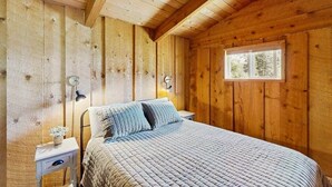 8 bedrooms, in-room safe, WiFi, bed sheets - BroadAxe Lodge and 3 Cabins (Ravalli County)