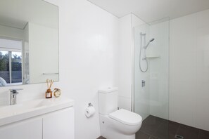 Shower, hair dryer, towels, soap - The Shoal at Shoal Bay (Shoal Bay)