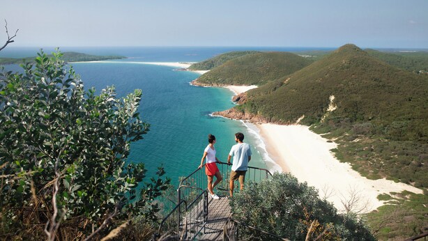Eine Küstenlandschaft mit Strand und Hügeln.