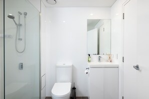 Shower, hair dryer, towels, soap - The Shoal at Shoal Bay (Shoal Bay)