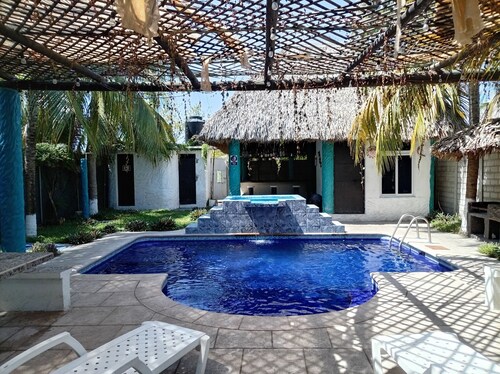 A Galápagos-style cottage for relaxation right on the beach