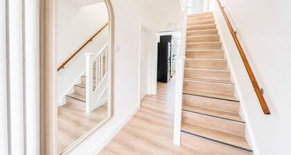 Modern 4BR Oxford | 3 Ensuites, 3 Parking Spaces - Pass the Keys