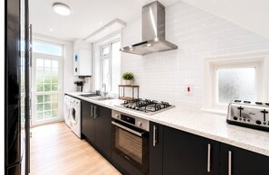 Kühlschrank, Mikrowelle, Ofen, Toaster