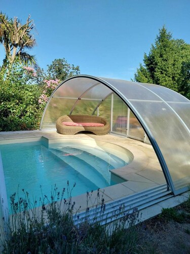 Gite breton traditionnel de haute qualité à Gomene, piscine, Wi-Fi et jardins