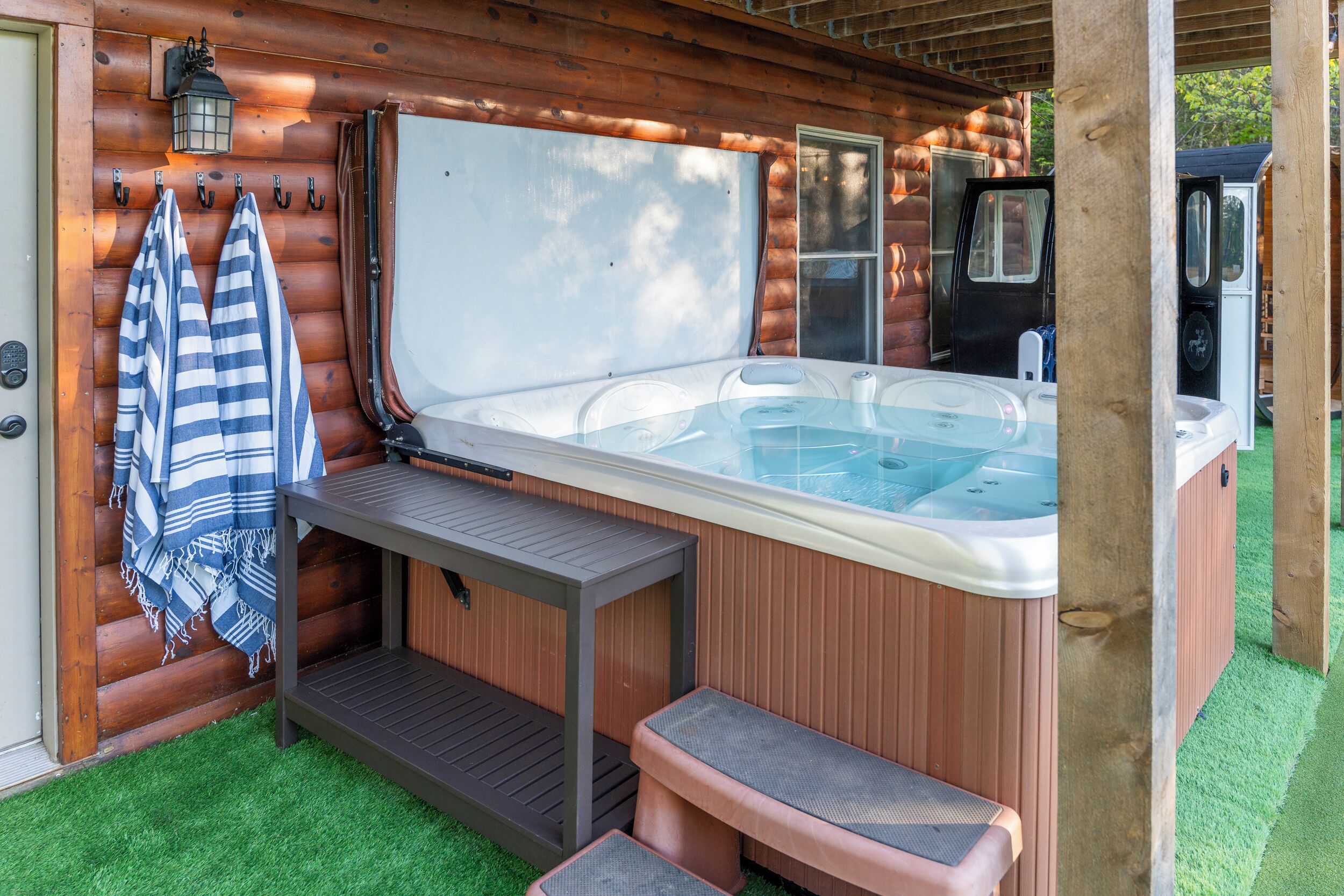 Outdoor spa tub