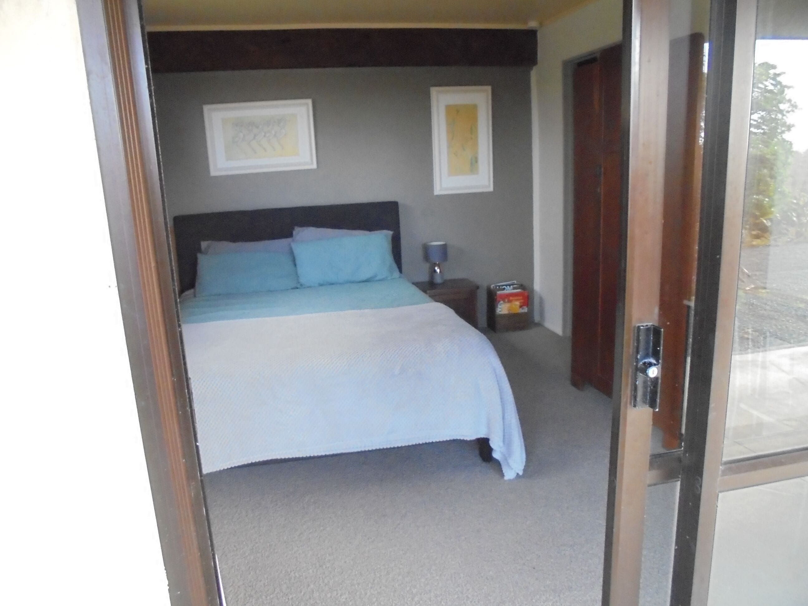 2 bedrooms, iron/ironing board, internet, bed sheets