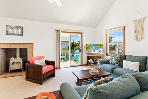 White Dune: Dogs Allowed, Basketball Goal, Easy Beach Access