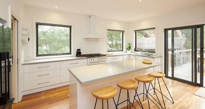 Claystone - walking distance to the beach!
