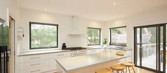 Claystone - walking distance to the beach!