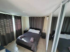 Room - Above the Plaza 7·Downtown Rincon·AC Rooms for 6 (Rincon)