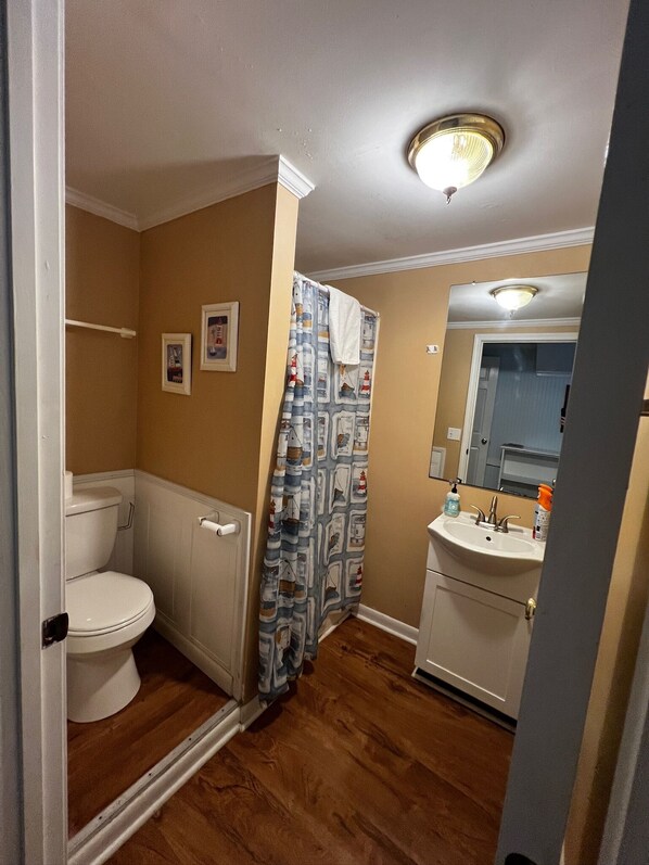 Bathroom - Johnson's Coastal Cottage (Ocean Isle Beach)