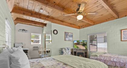 Cozy standalone cabin with fireplace and porch, minutes from Topaz Lake and the Walker River