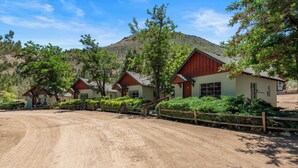A row of cabins with a dirt driveway and a mountain in the background. - Sierra cabin for two with a cheerful retro kitchen, minutes from Topaz Lake (Coleville)