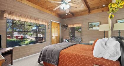 Sierra cabin for two with a cheerful retro kitchen, minutes from Topaz Lake