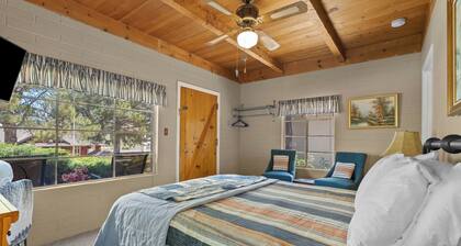 Comfortable cabin for two with full kitchen and a freshly updated bathroom, near Topaz Lake