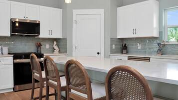 House, Multiple Beds (Pelican Point) | Private kitchen