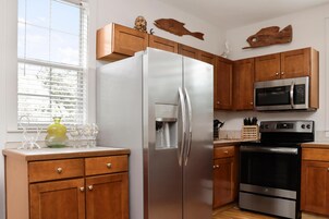 House, Multiple Beds (Barefoot Cottage B28) | Private kitchen