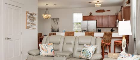 Casa, varias camas (Barefoot Cottage B28) | Área de sala de estar
