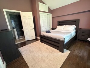 3 bedrooms, WiFi, bed sheets - Cozy Ranch Steps from the Lake. (Andover)