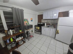 Kühlschrank, Mikrowelle, Wasserkocher mit Kaffee-/Teezubehör, Toaster